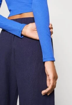 Monki T-Shirt À Manches Longues - Blue 11 Monki T-Shirt À Manches Longues - Blue -Defacto Boutique 1ec926888c304a98876343383741bb5e