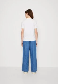 Calvin Klein Jeans Sprayed Monogram Regular Tee - T-Shirt Imprimé - Bright White -Defacto Boutique 282f009a06664c4d82263ccfcdf86c27