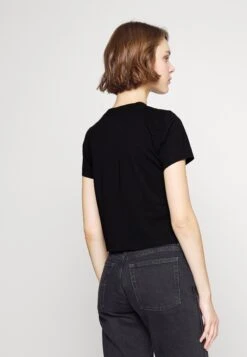 Calvin Klein Jeans Address Logo Baby Tee - T-Shirt Imprimé - Black -Defacto Boutique 38ea597213a144d0b0993bfea55d1b43