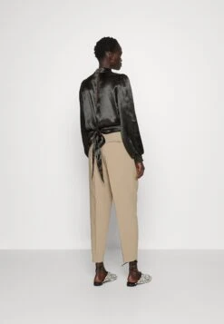 Bruuns Bazaar Edelweiss Cajsa Blouse - Blouse - Black -Defacto Boutique 664492185bd546c486d2be6920ae20d7