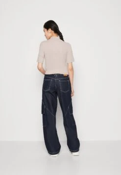 Nike Sportswear Essential Mock - T-Shirt Basique - Diffused Taupe/White -Defacto Boutique 687c62df908c4fc5a103ded690f97b29