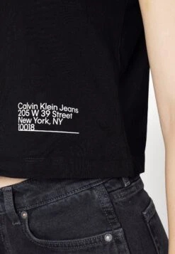 Calvin Klein Jeans Address Logo Baby Tee - T-Shirt Imprimé - Black -Defacto Boutique 80e062edcdaa422ca3708aac487b8805