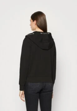 Guess Hoody Zipped - Sweat Zippé - Jet Black 8 Guess Hoody Zipped - Sweat Zippé - Jet Black -Defacto Boutique 8c0adcb7154642a593e6c47ecaa66efa
