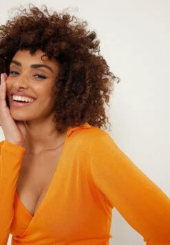 NA-KD Recyceltes Wrap - T-Shirt À Manches Longues - Orange 7 NA-KD Recyceltes Wrap - T-Shirt À Manches Longues - Orange -Defacto Boutique a3286cbd56084d81a04201fe970bf39a