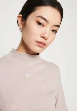 Nike Sportswear Essential Mock - T-Shirt Basique - Diffused Taupe/White -Defacto Boutique a6dca634637b44cf9f6e7bd01030d3c4