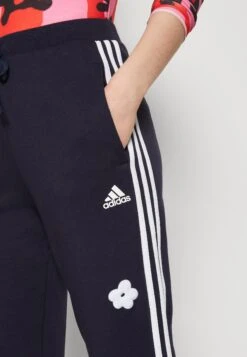 Adidas Sportswear 3 Stripes High Rise With Flower Patches - Pantalon De Survêtement - Legend Ink -Defacto Boutique ae776520d8bd46c18b3f1e157911cc8e