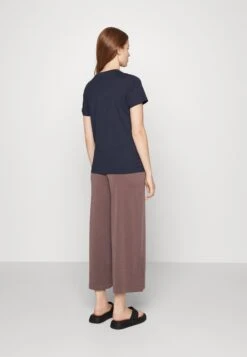 Pepe Jeans Camila - T-Shirt Imprimé - Dark Blue -Defacto Boutique b3e79d4c82d84986bc9c8a979ce194d3