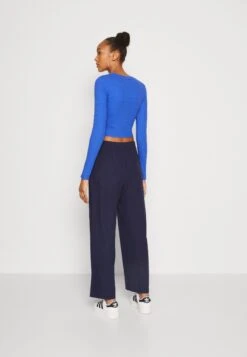 Monki T-Shirt À Manches Longues - Blue 8 Monki T-Shirt À Manches Longues - Blue -Defacto Boutique bd9a1bab67374cbd903a283b5d17a0e7