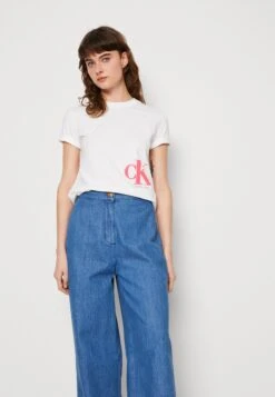 Calvin Klein Jeans Sprayed Monogram Regular Tee - T-Shirt Imprimé - Bright White -Defacto Boutique c7cfc8c8dae34826ba4cabcb43fb8d3b