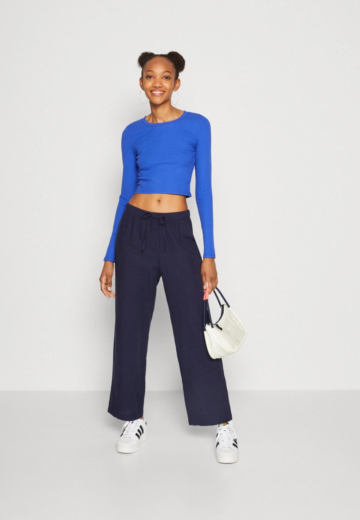 Monki T-Shirt À Manches Longues - Blue 2 Monki T-Shirt À Manches Longues - Blue – Image 2