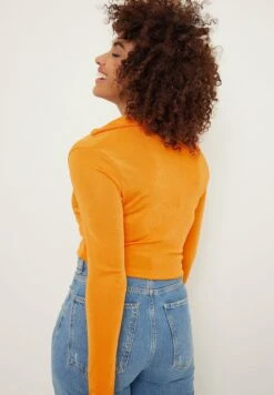 NA-KD Recyceltes Wrap - T-Shirt À Manches Longues - Orange 6 NA-KD Recyceltes Wrap - T-Shirt À Manches Longues - Orange -Defacto Boutique d0dc40dcfc3c4156b7449dd5b1718e4c