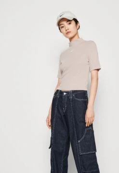 Nike Sportswear Essential Mock - T-Shirt Basique - Diffused Taupe/White -Defacto Boutique de327764ef6341ca950b8a215c837064