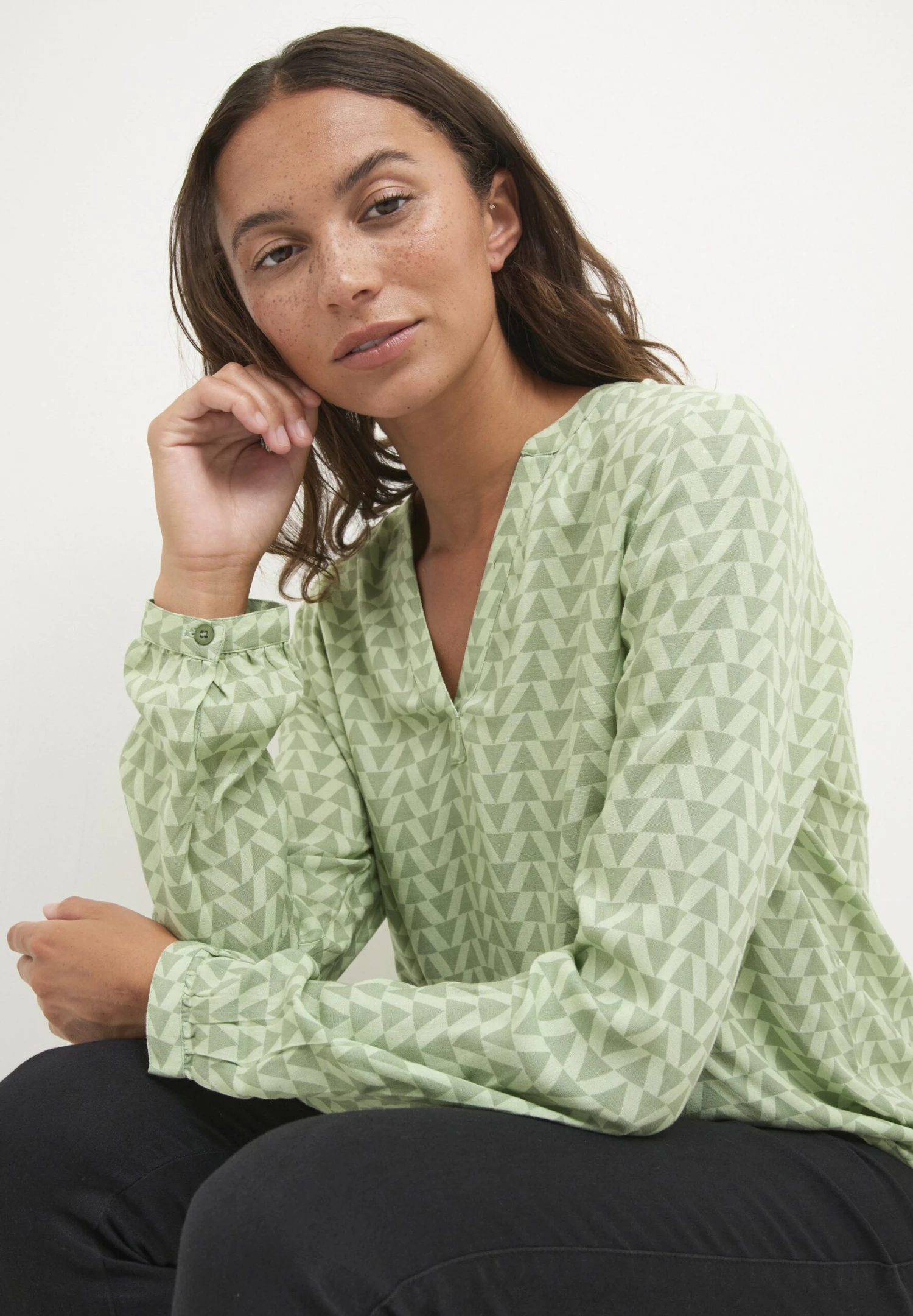 Kaffe Kajalie Bbb - Blouse - Frosty Green Geometric Print 4 Kaffe Kajalie Bbb - Blouse - Frosty Green Geometric Print – Image 4