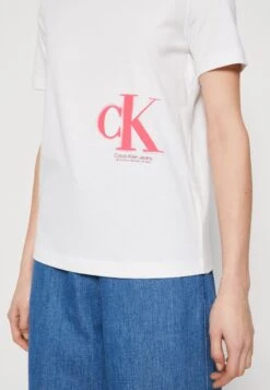 Calvin Klein Jeans Sprayed Monogram Regular Tee - T-Shirt Imprimé - Bright White -Defacto Boutique f09e626edada49cfbda2db681b43c0c6