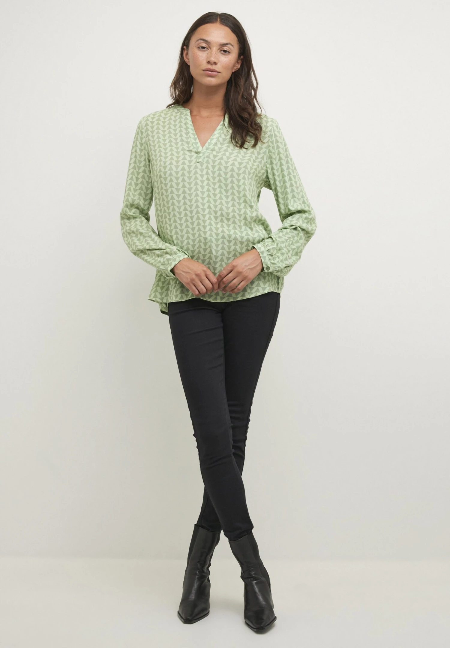 Kaffe Kajalie Bbb - Blouse - Frosty Green Geometric Print 2 Kaffe Kajalie Bbb - Blouse - Frosty Green Geometric Print – Image 2